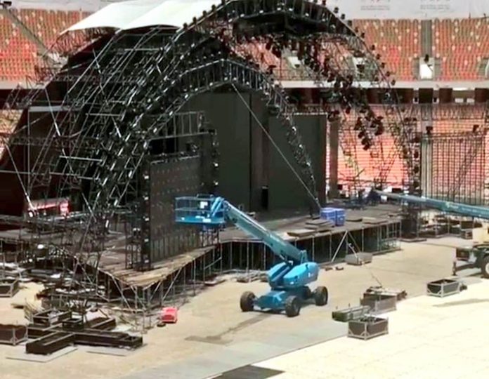 You can see the construction of the Greatest Royal Rumble set below
