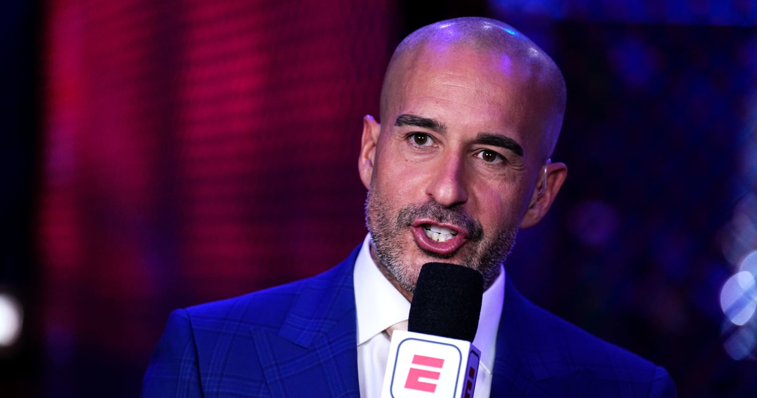 Jon Anik Shows Off His Notes Ahead Of UFC 311